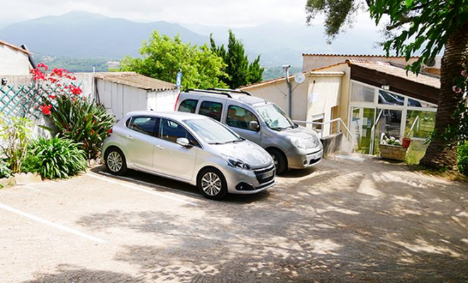 Parking haut, Les extérieurs de votre motel de vacances, Bastelicaccia, Motel Les Amandiers