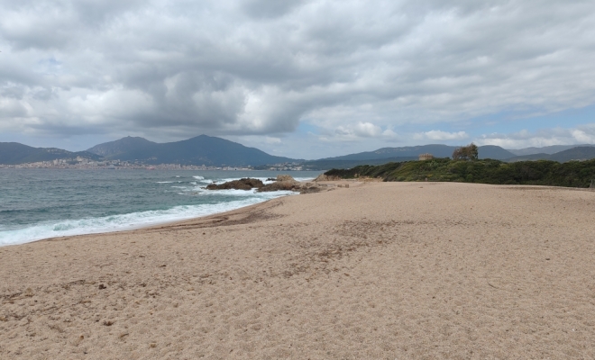 Plage de Capitello avec sa tour génoise au fond