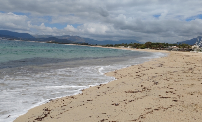 Plage de Porticcio près de l'embarcadère de la navette maritime reliant Ajaccio et Porticcio en 20 minutes